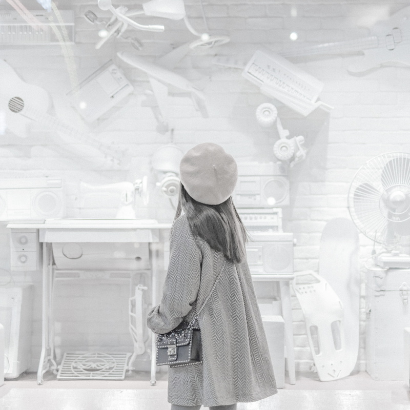 lab, hat, light, nature, women, long hair, young adult, outdoors, sleeve, goggles, girl, one person, contemplation, purse, apparel, 5K, accessory, lifestyles