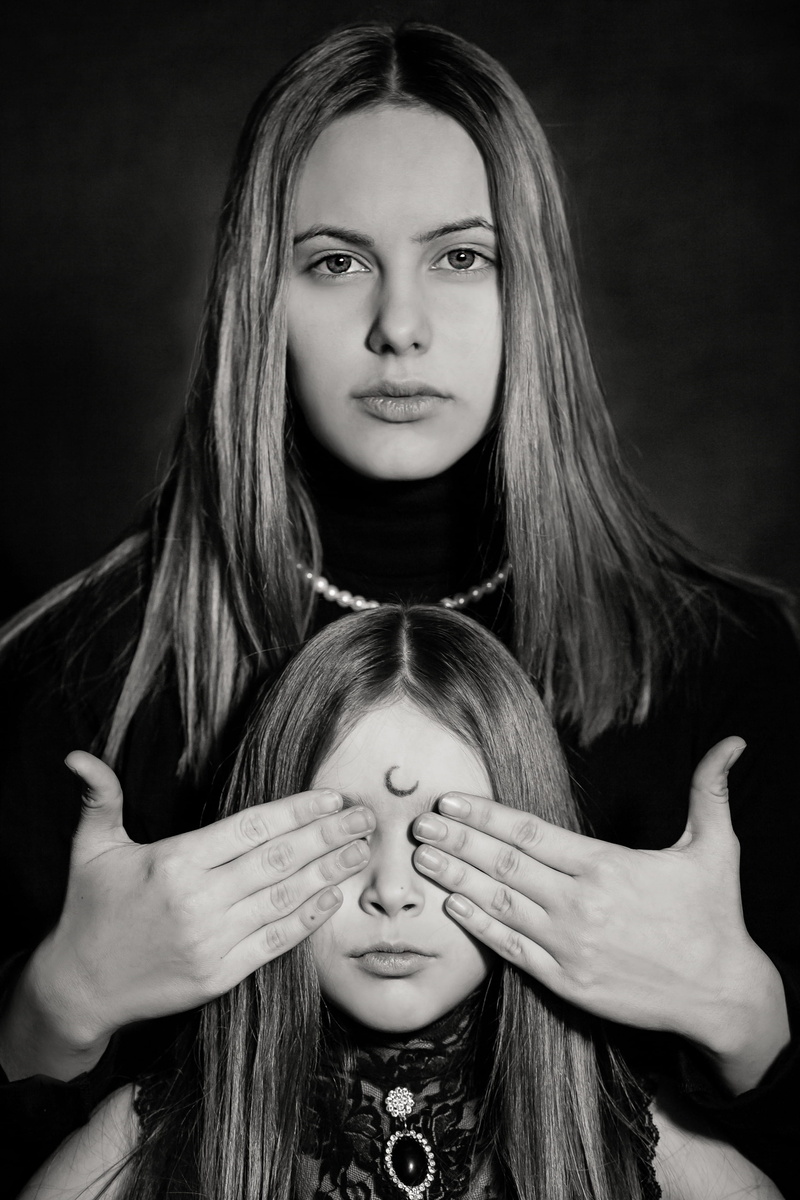 grayscale, hands, looking at camera, girl, female, eyes, long hair, daughter, young, teenager, mother, hair, one person, photography, using, studio shot