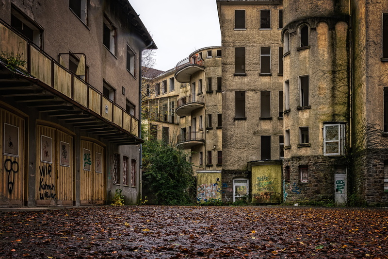 old, day, wild, run down, nature, building, building exterior, autumn, gloomy, plant, change, lost places, gray, plant part, built structure, empty, architecture