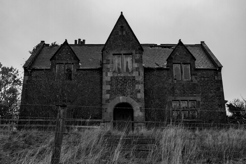 fence, spooky, scary, built structure, weathered, rustic, house, the past, 5K, creepy, land, old, spooky house, empty, building, grass, history, obsolete