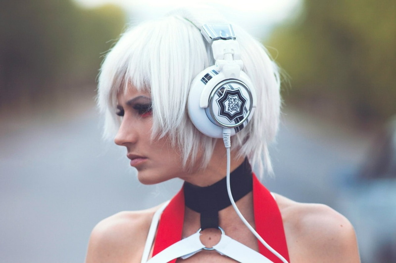 headshot, technology, front view, beautiful woman, Julia Vlasova, focus on foreground, white hair, Ash blonde, hairstyle, adult, young adult, beauty, blond hair
