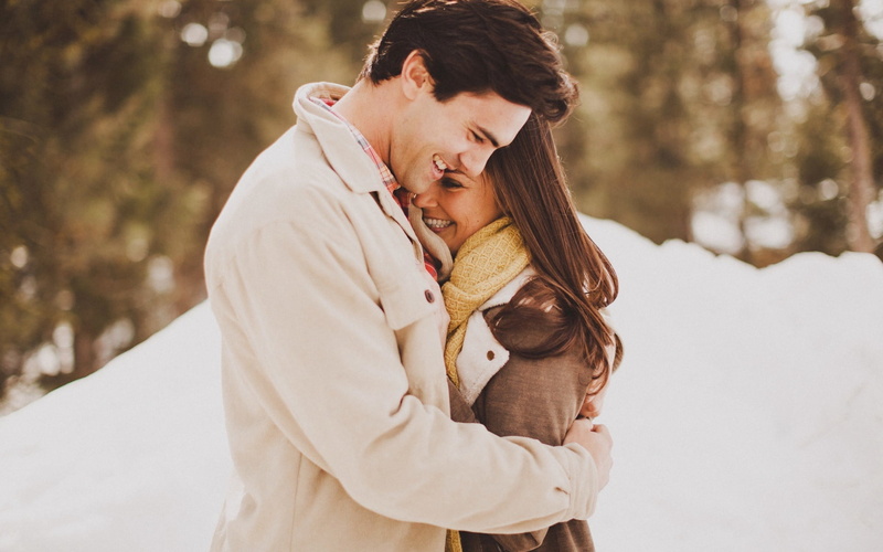 winter, snow, positive emotion, two people, cold temperature, enjoy, enjoyment, happiness, women, young adult, emotion, couple, smiles, smiling, s, focus on foreground