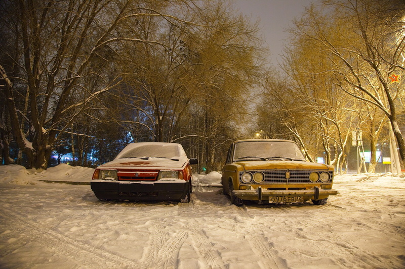 red, city, car, no people, school bus, 2K, land vehicle, branch, mode of transportation, taxi, yellow, VAZ, land, outdoors, Lada, bare tree, BPAN, street