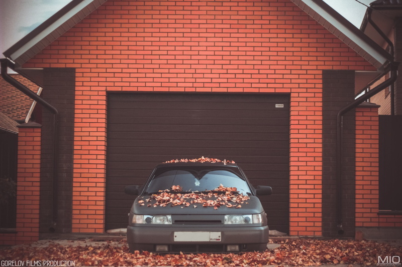 black, roof, roof tile, red, built structure, 2K, text, city, no people, GORELOV FILMS PRODUCTION, machine, photography, building, clear sky, Lada, residential district