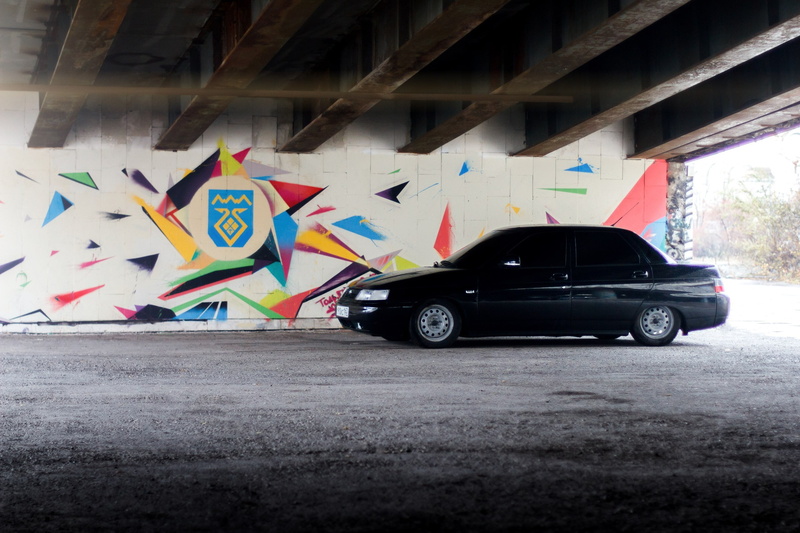 city, 2K, no People, traffic, built structure, outdoors, sedan, mode of Transport, multi colored, architecture, urban Scene, building exterior, wheel