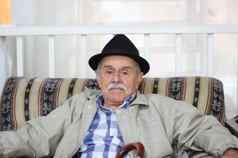 men, waist up, man, cushion, sitting, portrait, elderly, adult, mature men, furniture, uncle, hat, senior adult, front view, jacket, grey, quindio, contemplation