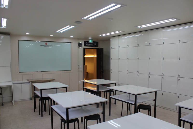 office, education, chair, furniture, seat, modern, school, lockers, white, ceiling, board, no people, 2K, desk, indoors, blackboard, wood - material, whiteboard