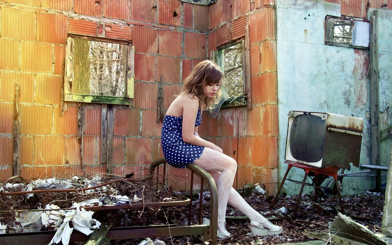 blue, white, sad, romper, dots, ruin, s, abandoned, girl, woman, house, polka, girls, 2560x1600, 2K