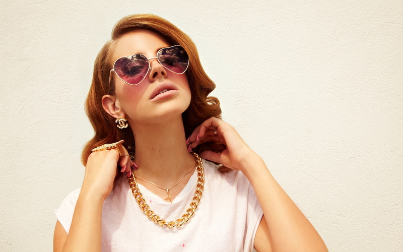 4K, singer, women, simple background, celebrity, jewelry, Lana Del Rey, brunette, sunglasses