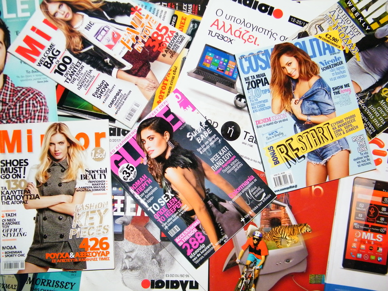 friendship, leisure activity, greek magazines, magazines, mag, communication, lifestyles, emotion, group of people, western script, indoors, people, standing