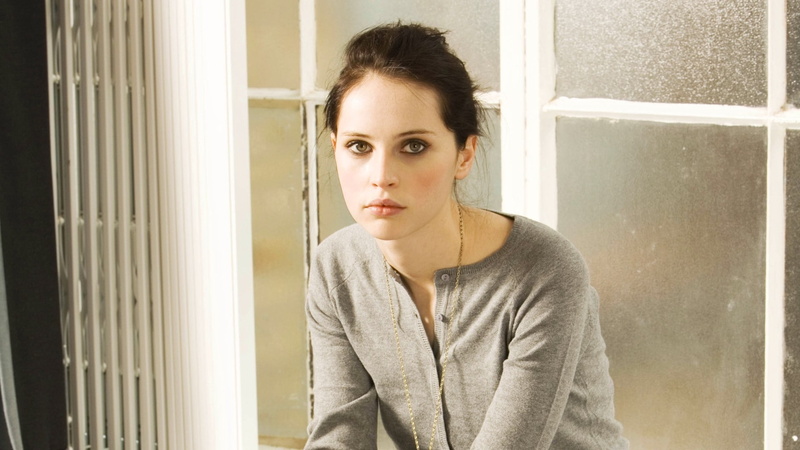 looking at camera, indoors, portrait, women, young women, 1080P, beautiful woman, real people, Felicity Jones, young adult, window, headshot, adult, lifestyles