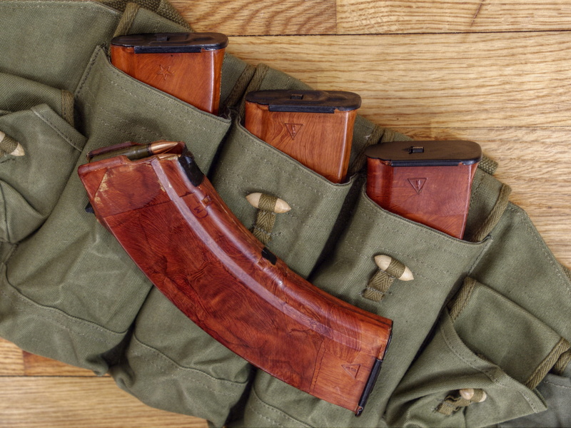 suitcase, weapon, day, ak 47, personal accessory, reload, flooring, amunition magazines, 2K, no people, Soviet, still life, security, luggage, four, Magazines