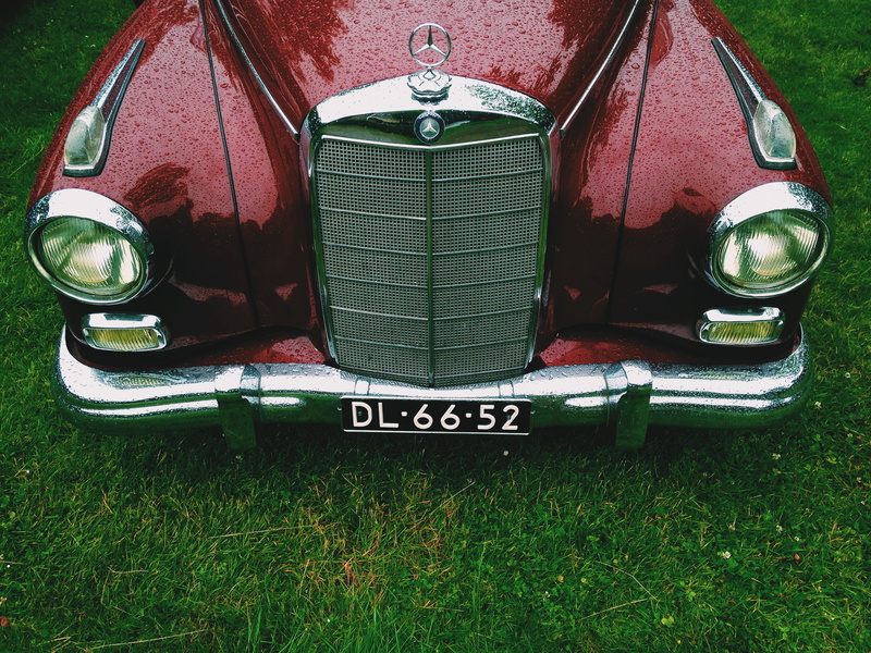 dl, motor vehicle, land, plate, no people, rain drop, vintage, mercede, car, red, communication, classic, 2K, text, photo, daytime, grill, close-up, green color