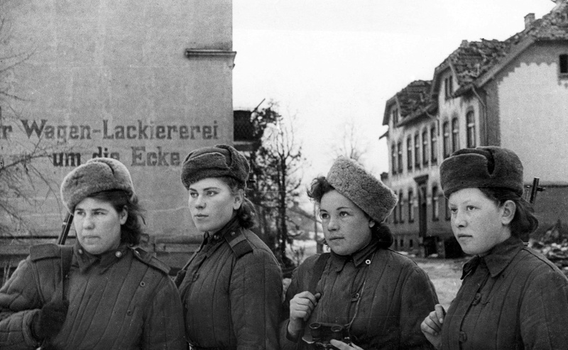girls with guns, statue, togetherness, portrait, art and craft, government, World War II, archival, history, built structure, Marksman, day, 1080P, people