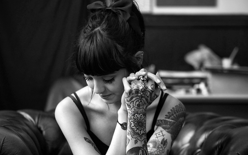 sofa, indoors, hannah pixie snowdon, 1080P, depth of field, tattoo, furniture, females, home interior, childhood, one person, hairstyle, long hair, casual clothing