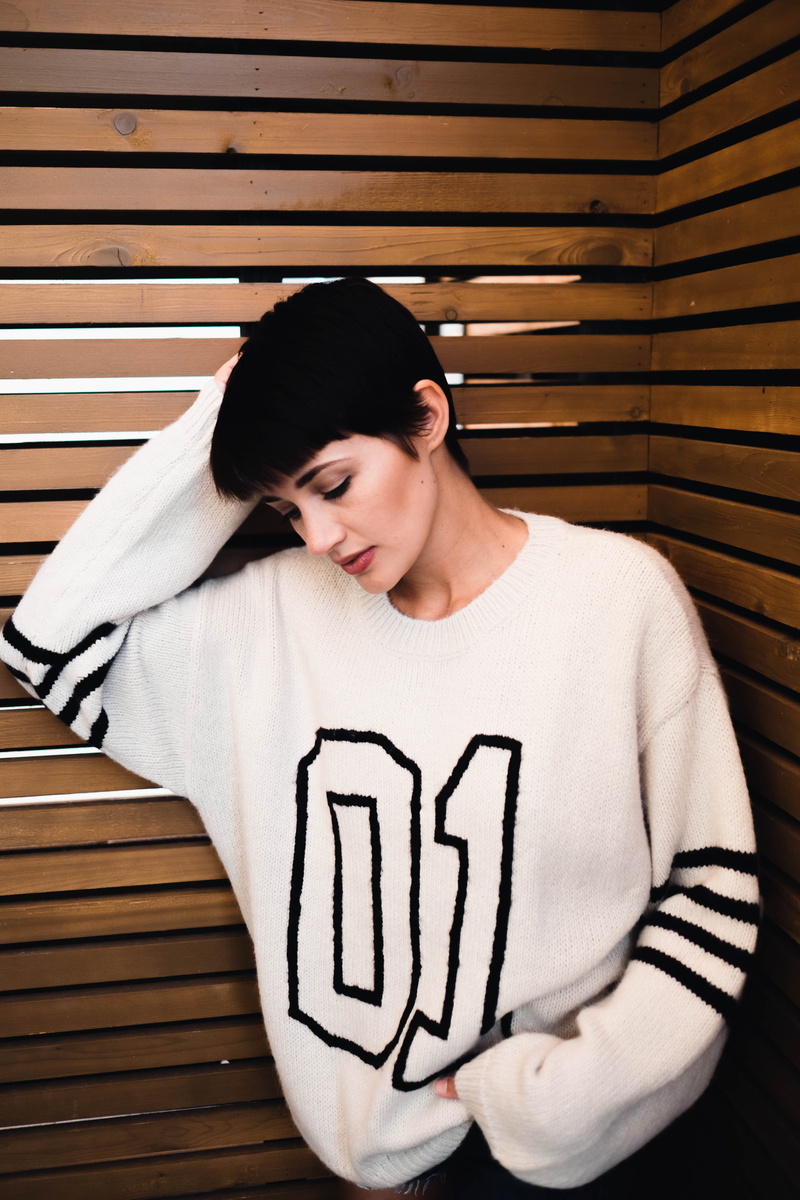 white, panelling, wooden, corner, wearing, beautiful woman, relaxation, young women, front view, female, portrait, wood, standing, boyfriend style, real people