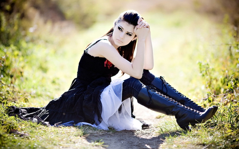 720P, Neon Lynxie, makeup, knee-high boots, women, brunette, sitting, women outdoors, jeans, laced boots, eyeliner, pierced nose