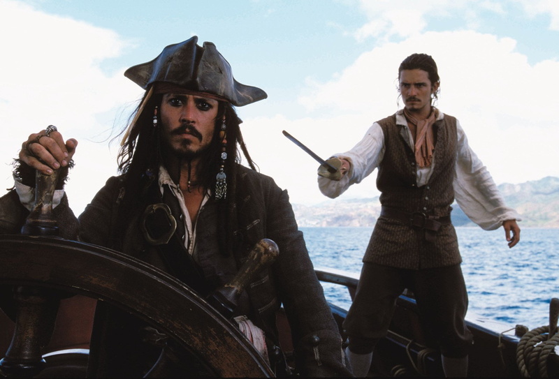 Orlando Bloom, looking at camera, young adult, people, nature, holding, lifestyles, Jack Sparrow, sky, 1080P, Pirates Of The Caribbean: The Curse Of The Black Pearl