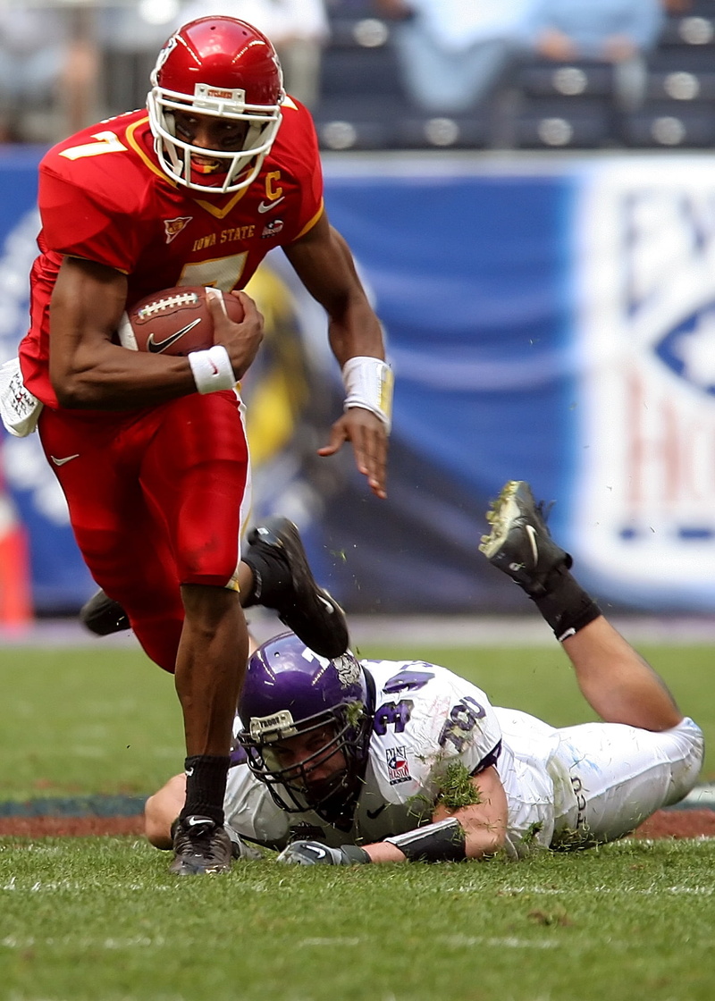 game, playing, people, player, sport, missed tackle, real people, protection, full length, quarterback, action, 1080P, ball carrier, american football player