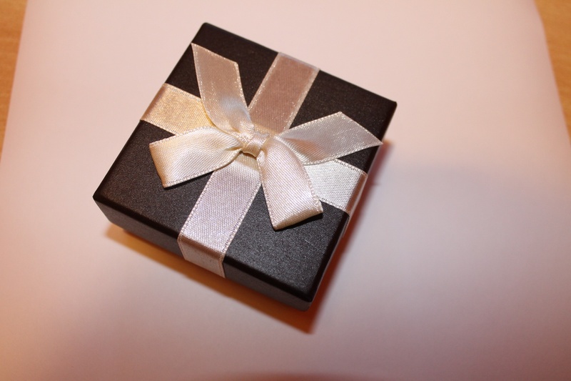 surprise, paper, packaging, luxury, jewel case, 1080P, christmas, gift packaging, holiday, studio shot, celebration, keepsake box, close-up, ribbon, bow