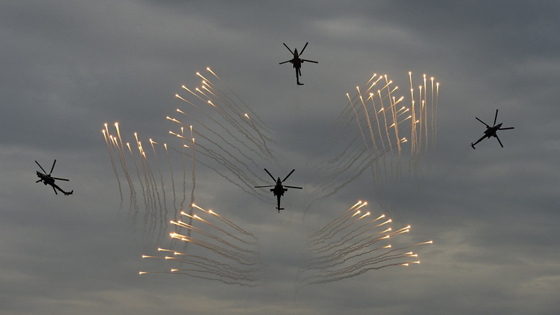 plane, outdoors, cloud - sky, military, transportation, 1080P, aerospace industry, helicopters, cooperation, air vehicle, mid-air, Mil Mi-28, teamwork