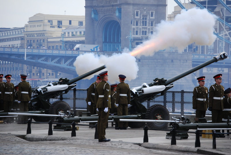 tower, medium group of people, Army, real people, group, building exterior, Cannons, architecture, built structure, city, 4K, government, crowd, day, weapon