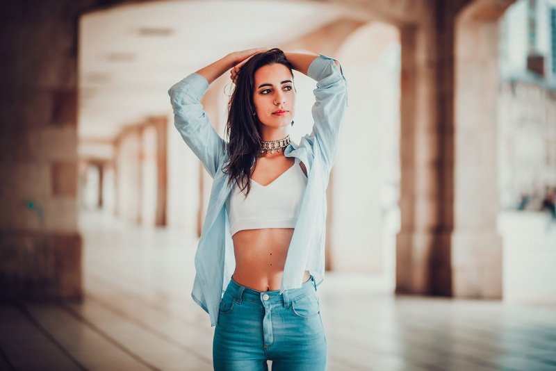 hand in hair, fashion, architectural column, the gap, lifestyles, arms raised, nose rings, looking at camera, hairstyle, hair, one person, portrait, 1080P