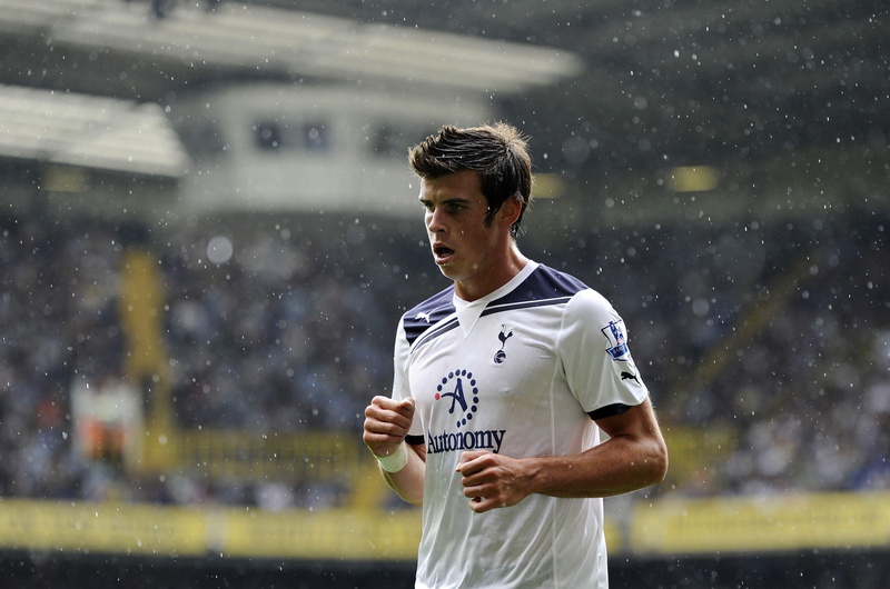 clothing, males, casual clothing, playing, competitive Sport, Bale, day, young Men, looking, soccer, determination, action, focus on foreground, competition