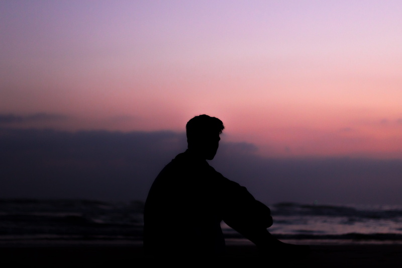 tranquil scene, lifestyles, photo, silhoutte, boy, sitting, vacations, land, men, sea, silh, beach, one person, ground, contemplation, orange color, scenics - nature