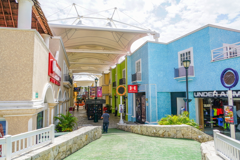 store, leisure, outdoor, day, restaurant, people, plant, women, potted plant, downtown, city, 5K, adult, residential district, entrance, built structure