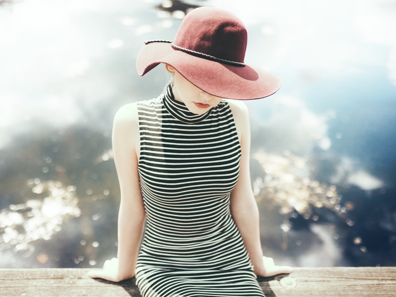 outdoors, black, red lips, red, women, water, black and white, reflection, mike, stripes, sun hat, f/1.4, hat, striped, sleeveless, fashion, females, 1080P