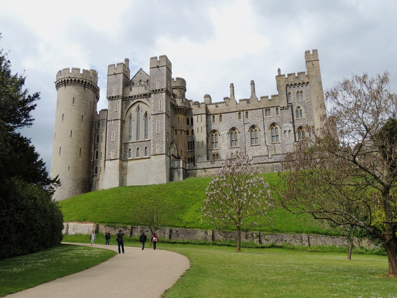 castle-fort, cloud - sky, women, the past, building, history, incidental people, architecture, sky, built structure, united kingdom, plant, travel destinations