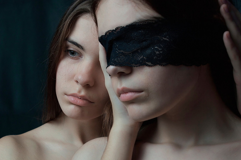 twins, beautiful woman, adult, body part, black background, young women, portrait, females, teenager, two people, model, togetherness, fashion, face, blindfold