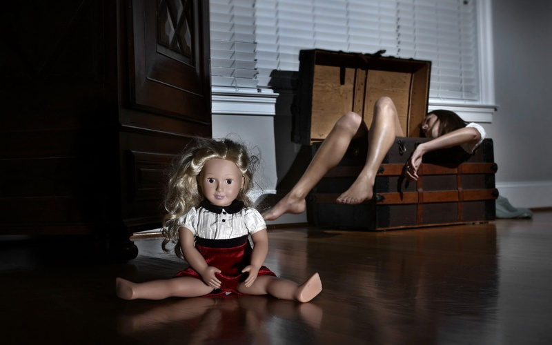 domestic room, indoors, 1080P, hardwood floor, blond hair, sitting, innocence, puppets, hairstyle, females, hair, offspring, child, flooring, childhood