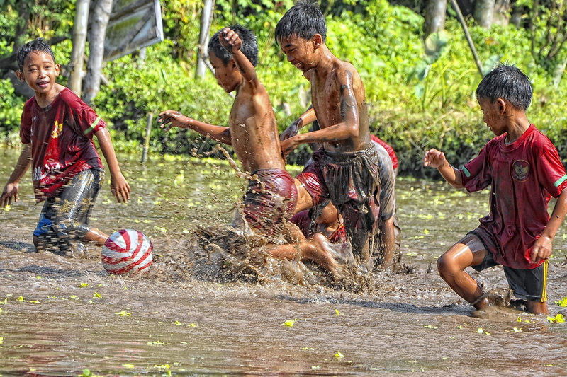 lifestyles, playing, happiness, indonesian, mud, real people, 2K, dirt, group of people, men, smiling, males, play, jogjakarta, offspring, people, child