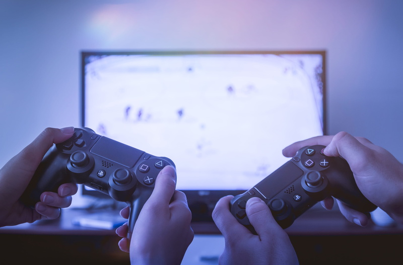 indoors, players, 4K, flat screen, games, playing, close-up, screen, human hand, tv, human body part, people, watching, body part, two, technology, control