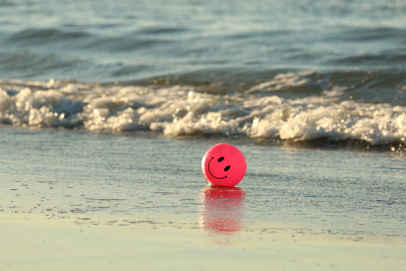 waterfront, beach, tranquility, smiley, water, sea, 5K, outdoors, floating on water, no people, representation, surf, red, day, floating, balloon, pink