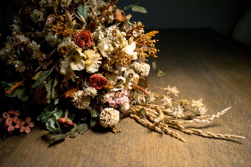 flower, indoors, flowering plant, white, vulnerability, flowers, flower head, wreath, 5K, dry, brown, no people, petaled, close-up, bouquet, bunch of flowers