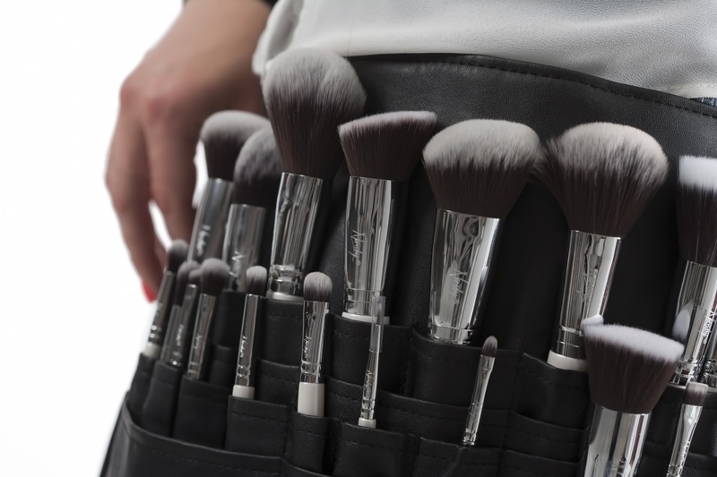 real people, brushes, skill, large group of objects, cosmetic, education, indoors, one person, focus on foreground, makeup brushes, photo, day, make-up