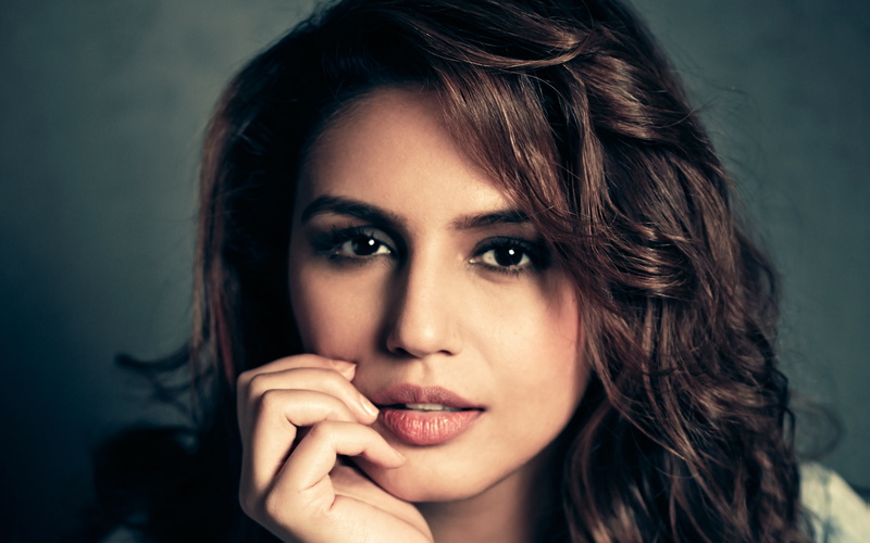 brown hair, body part, 4K, hair, close-up, huma, human hair, human body part, one person, women, human face, young adult, hairstyle, adult, hand, looking at camera