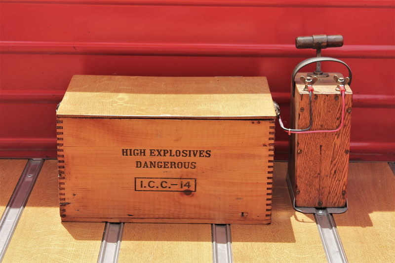 indoors, sign, vintage, boom, wood - material, 4K, luggage, terrorism, box, Blasting Machine, architecture, mining, red, Explosives, information, western script