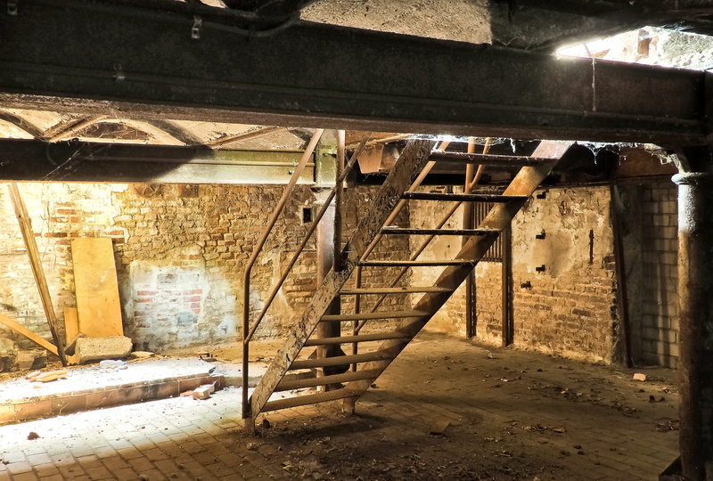 columnar, day, 4K, deterioration, industrial plant, staircase, obsolete, nature, neglected, wall painting, atmosphere, construction site, gloomy, sunlight