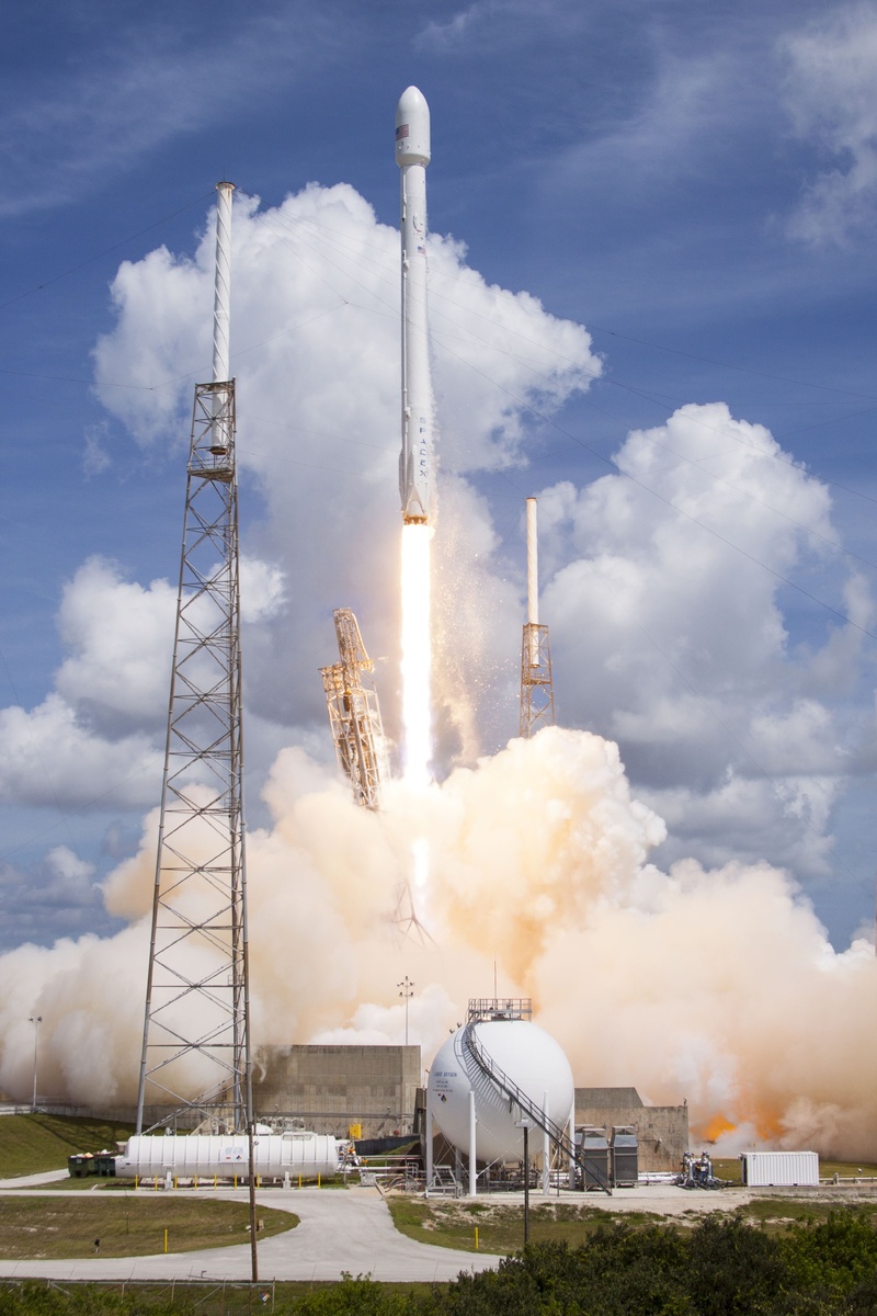 pollution, air pollution, lift-off, environmental issues, spaceship, built structure, space, flying, rocket engine, 2K, architecture, fumes, day, spacecraft