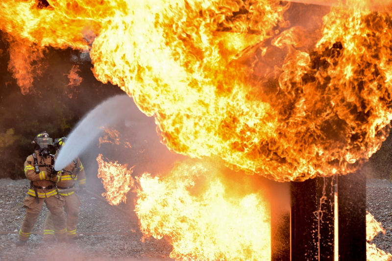 risk, safety, destruction, burn, help, fire - natural phenomenon, explosion, hot, hose, service, helmet, 2K, volunteer, nature, danger, smoke - physical structure