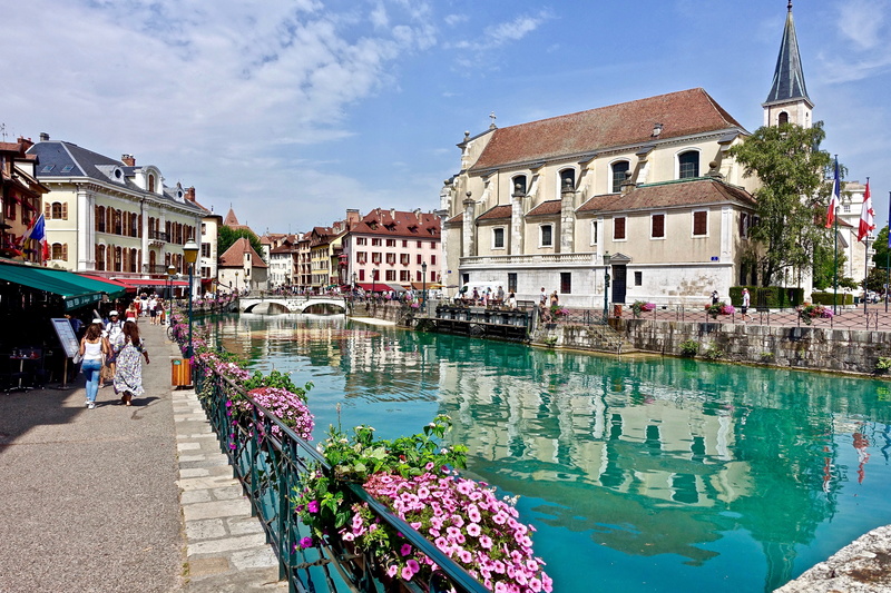 day, large group of people, nature, built structure, incidental people, travel destinations, transportation, sunlight, outdoors, houses, annecy, building exterior