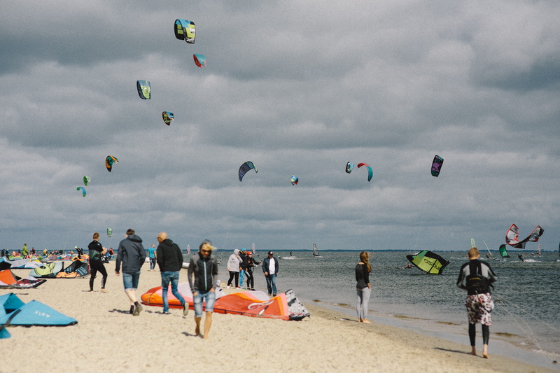 outdoors, sea, flying, recreational Pursuit, sky, real people, lifestyles, fun, crowd, shore, nature, water sports, surf, summer, trip, waterscape, holidays