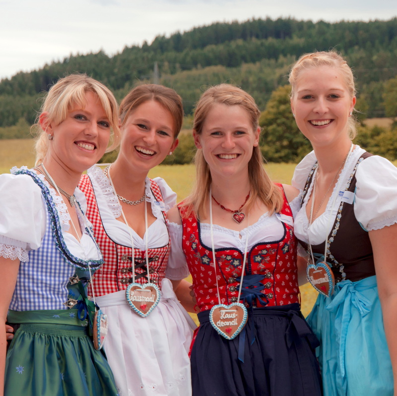 young adult, portrait, munich, oktoberfest, girlfriends, beer, emotion, smiling, front view, females, lifestyles, bavarian, dirndl, clothing, young women
