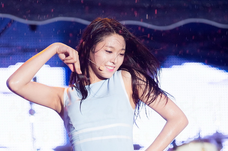 outdoors, Asian, young women, AOA, teenager, K-pop, Korean, Seolhyun, one person, human arm, beautiful woman, cold temperature, warm clothing, focus on foreground