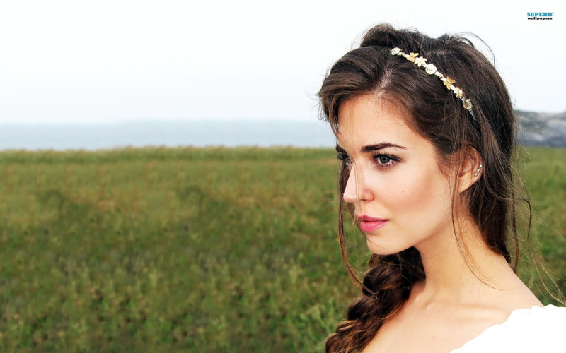 braids, model, people, looking at camera, nature, Clara Alonso, 1080P, beauty, hair, adult, hairstyle, land, hairband, field, headshot, real people, portrait