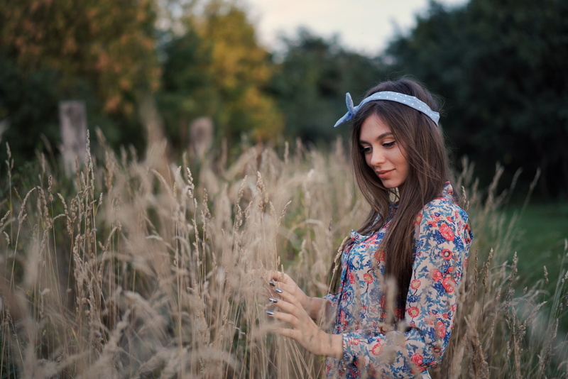 smiling, outdoors, portrait, dry grass, headband, dress, depth of field, women outdoors, model, painted nails, brunette, hairband, bokeh, 2K, women